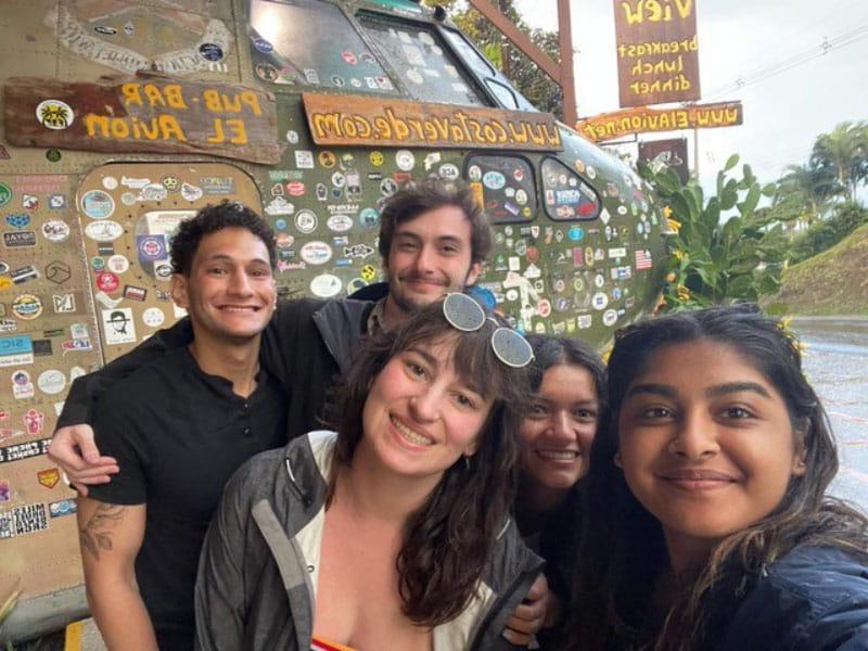 Charlie Pérez-Suárez (derecha) y sus amigos y compañeros de estudios de medicina, de izquierda a derecha, Bhavana Muppavarapu, Rumi Venkatesh, Morgan Samanic y Sean Konrath, durante un viaje a Quepos, un pueblo en la costa central del Pacífico de Costa Rica. (Foto cortesía de Charlie Pérez-Suárez)